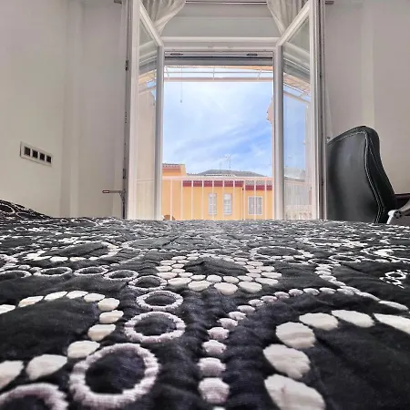 Privatunterkunft Casa Ideal Familias Y Grupos Con Balcones Exterior Soleada Patios Cerca Alhambra, Sierra Nevada, Rio Genil, Lancha Del Genil, Parque Llano Y Reloj Del Sol Con Barbacoas, Campo De Futbol, Circuito Gimnasia Granada