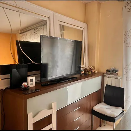 Casa Ideal Familias Y Grupos Con Balcones Exterior Soleada Patios Cerca Alhambra, Sierra Nevada, Rio Genil, Lancha Del Genil, Parque Llano Y Reloj Del Sol Con Barbacoas, Campo De Futbol, Circuito Gimnasia Habitación en casa particular
