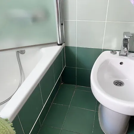 Casa Ideal Familias Y Grupos Con Balcones Exterior Soleada Patios Cerca Alhambra, Sierra Nevada, Rio Genil, Lancha Del Genil, Parque Llano Y Reloj Del Sol Con Barbacoas, Campo De Futbol, Circuito Gimnasia Habitación en casa particular
