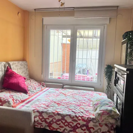 Privatunterkunft Casa Ideal Familias Y Grupos Con Balcones Exterior Soleada Patios Cerca Alhambra, Sierra Nevada, Rio Genil, Lancha Del Genil, Parque Llano Y Reloj Del Sol Con Barbacoas, Campo De Futbol, Circuito Gimnasia Granada