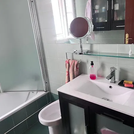 Casa Ideal Familias Y Grupos Con Balcones Exterior Soleada Patios Cerca Alhambra, Sierra Nevada, Rio Genil, Lancha Del Genil, Parque Llano Y Reloj Del Sol Con Barbacoas, Campo De Futbol, Circuito Gimnasia Habitación en casa particular *