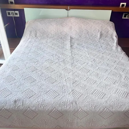 Privatunterkunft Casa Ideal Familias Y Grupos Con Balcones Exterior Soleada Patios Cerca Alhambra, Sierra Nevada, Rio Genil, Lancha Del Genil, Parque Llano Y Reloj Del Sol Con Barbacoas, Campo De Futbol, Circuito Gimnasia Granada