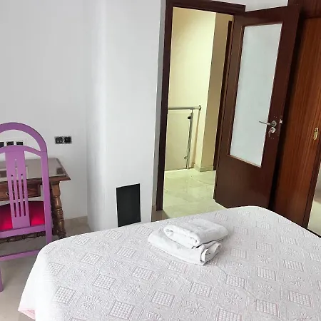 Casa Ideal Familias Y Grupos Con Balcones Exterior Soleada Patios Cerca Alhambra, Sierra Nevada, Rio Genil, Lancha Del Genil, Parque Llano Y Reloj Del Sol Con Barbacoas, Campo De Futbol, Circuito Gimnasia Habitación en casa particular Granada