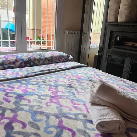 Privatunterkunft Casa Ideal Familias Y Grupos Con Balcones Exterior Soleada Patios Cerca Alhambra, Sierra Nevada, Rio Genil, Lancha Del Genil, Parque Llano Y Reloj Del Sol Con Barbacoas, Campo De Futbol, Circuito Gimnasia *