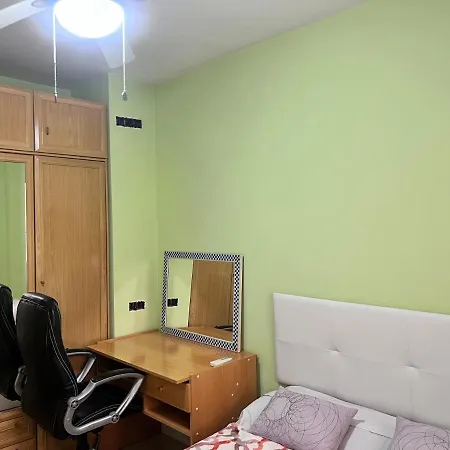 Privatunterkunft Casa Ideal Familias Y Grupos Con Balcones Exterior Soleada Patios Cerca Alhambra, Sierra Nevada, Rio Genil, Lancha Del Genil, Parque Llano Y Reloj Del Sol Con Barbacoas, Campo De Futbol, Circuito Gimnasia