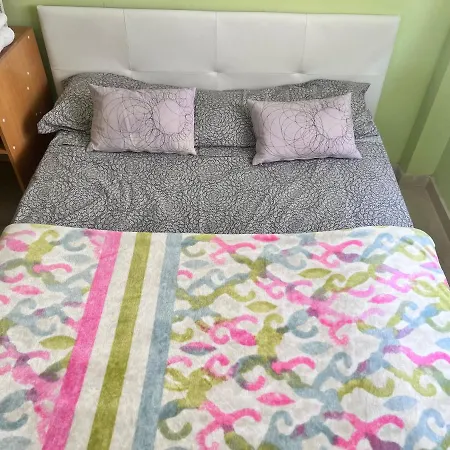 Privatunterkunft Casa Ideal Familias Y Grupos Con Balcones Exterior Soleada Patios Cerca Alhambra, Sierra Nevada, Rio Genil, Lancha Del Genil, Parque Llano Y Reloj Del Sol Con Barbacoas, Campo De Futbol, Circuito Gimnasia Granada