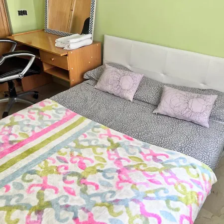Privatunterkunft Casa Ideal Familias Y Grupos Con Balcones Exterior Soleada Patios Cerca Alhambra, Sierra Nevada, Rio Genil, Lancha Del Genil, Parque Llano Y Reloj Del Sol Con Barbacoas, Campo De Futbol, Circuito Gimnasia Granada